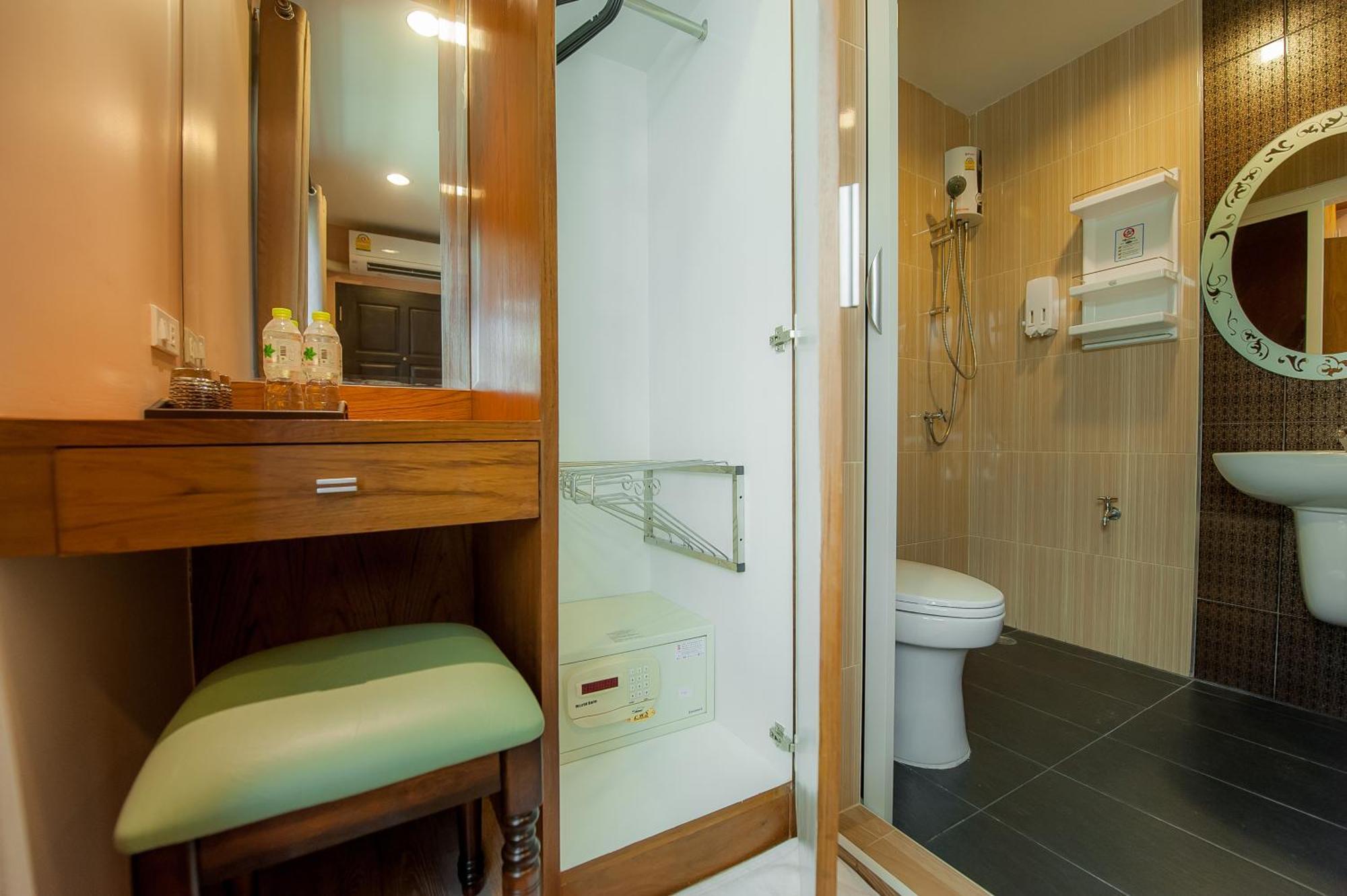 Full House Hotel Bangkok Bagian luar foto