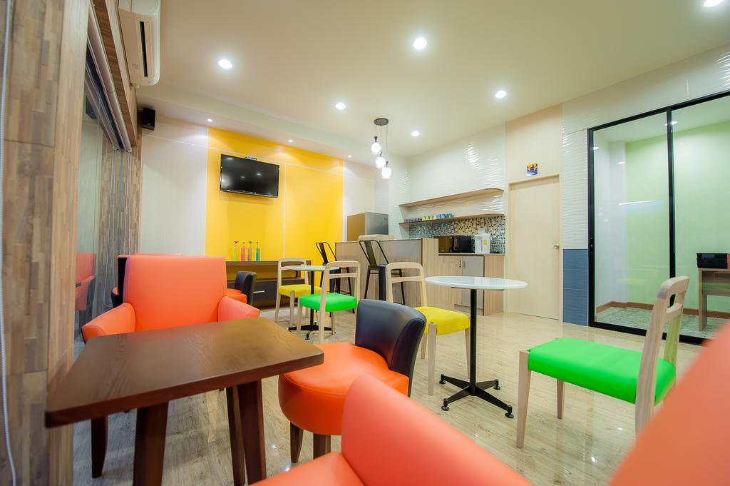 Full House Hotel Bangkok Bagian luar foto