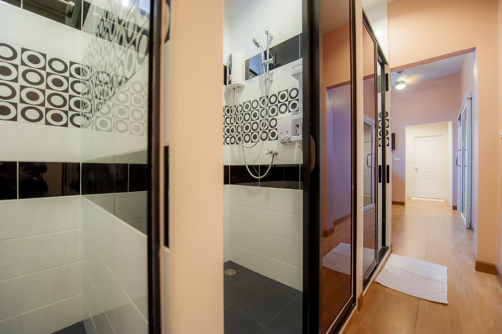 Full House Hotel Bangkok Bagian luar foto