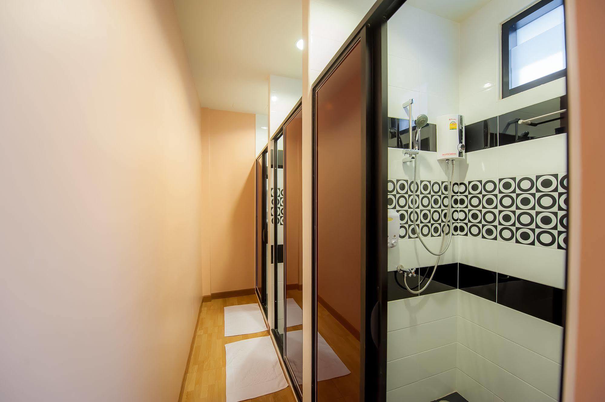 Full House Hotel Bangkok Bagian luar foto