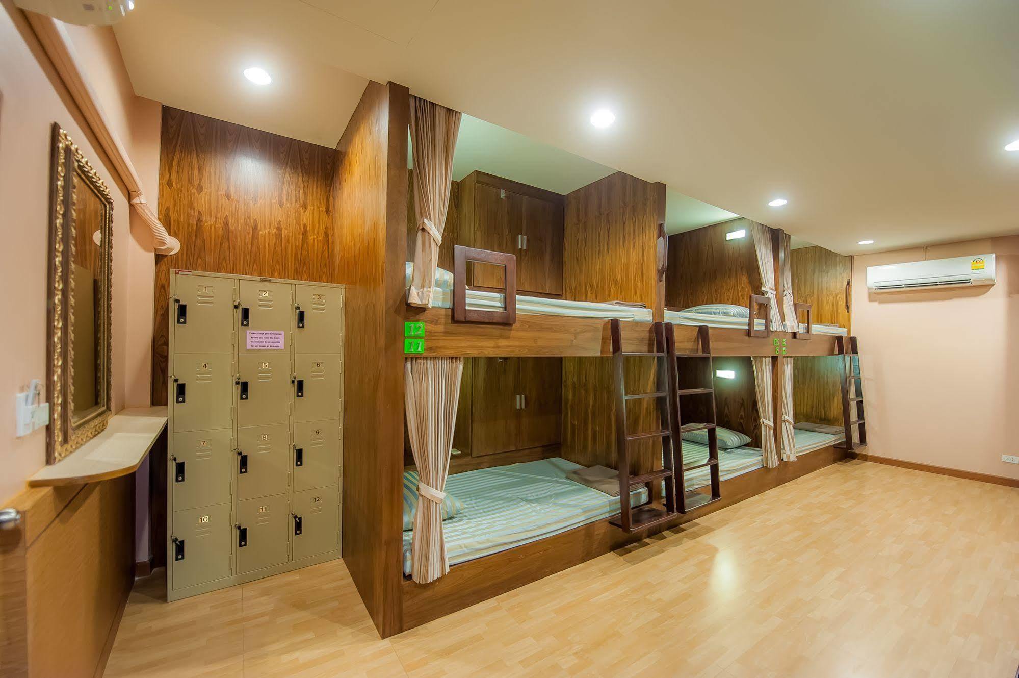 Full House Hotel Bangkok Bagian luar foto