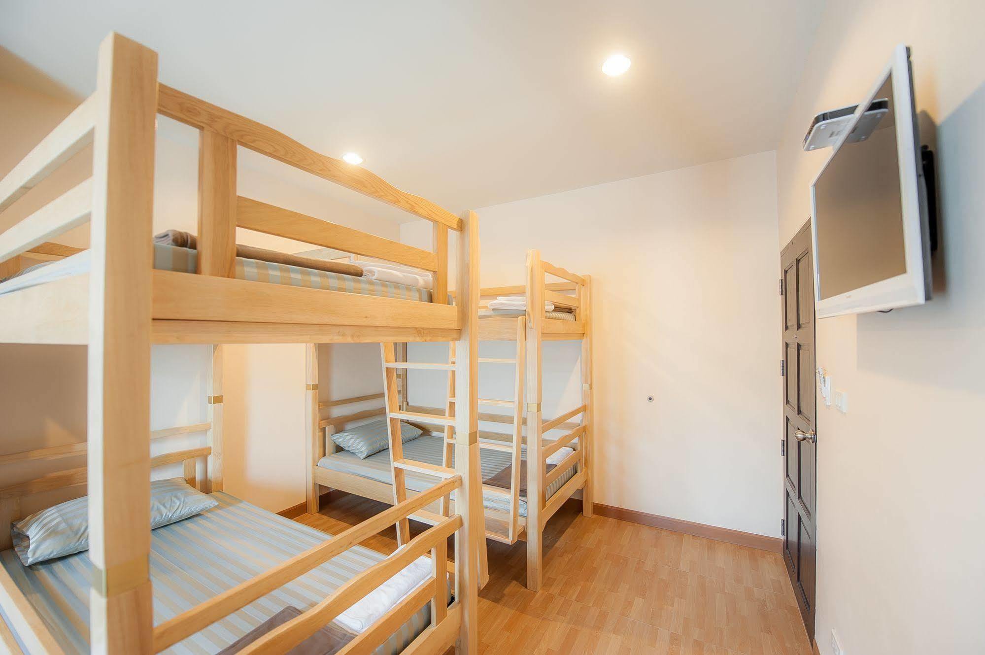 Full House Hotel Bangkok Bagian luar foto