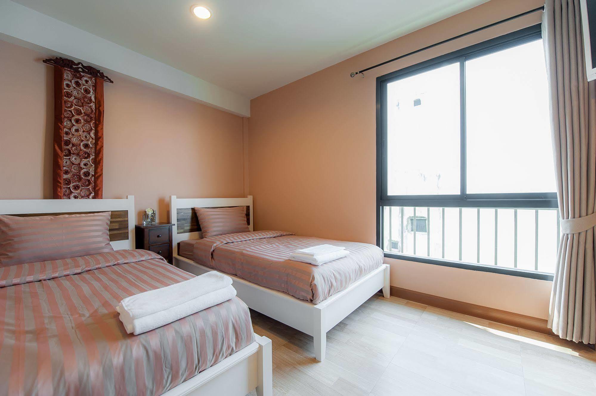 Full House Hotel Bangkok Bagian luar foto