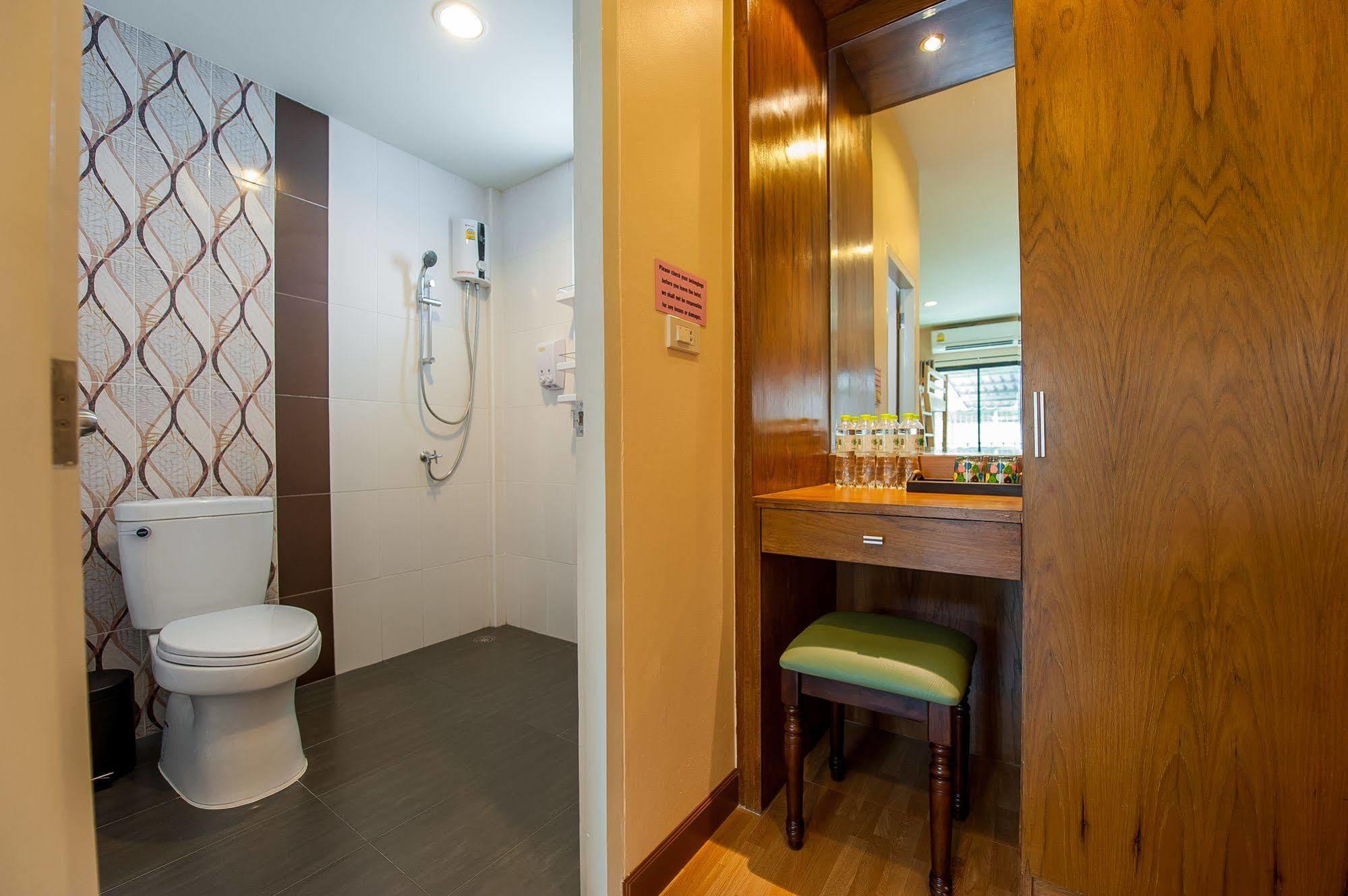 Full House Hotel Bangkok Bagian luar foto