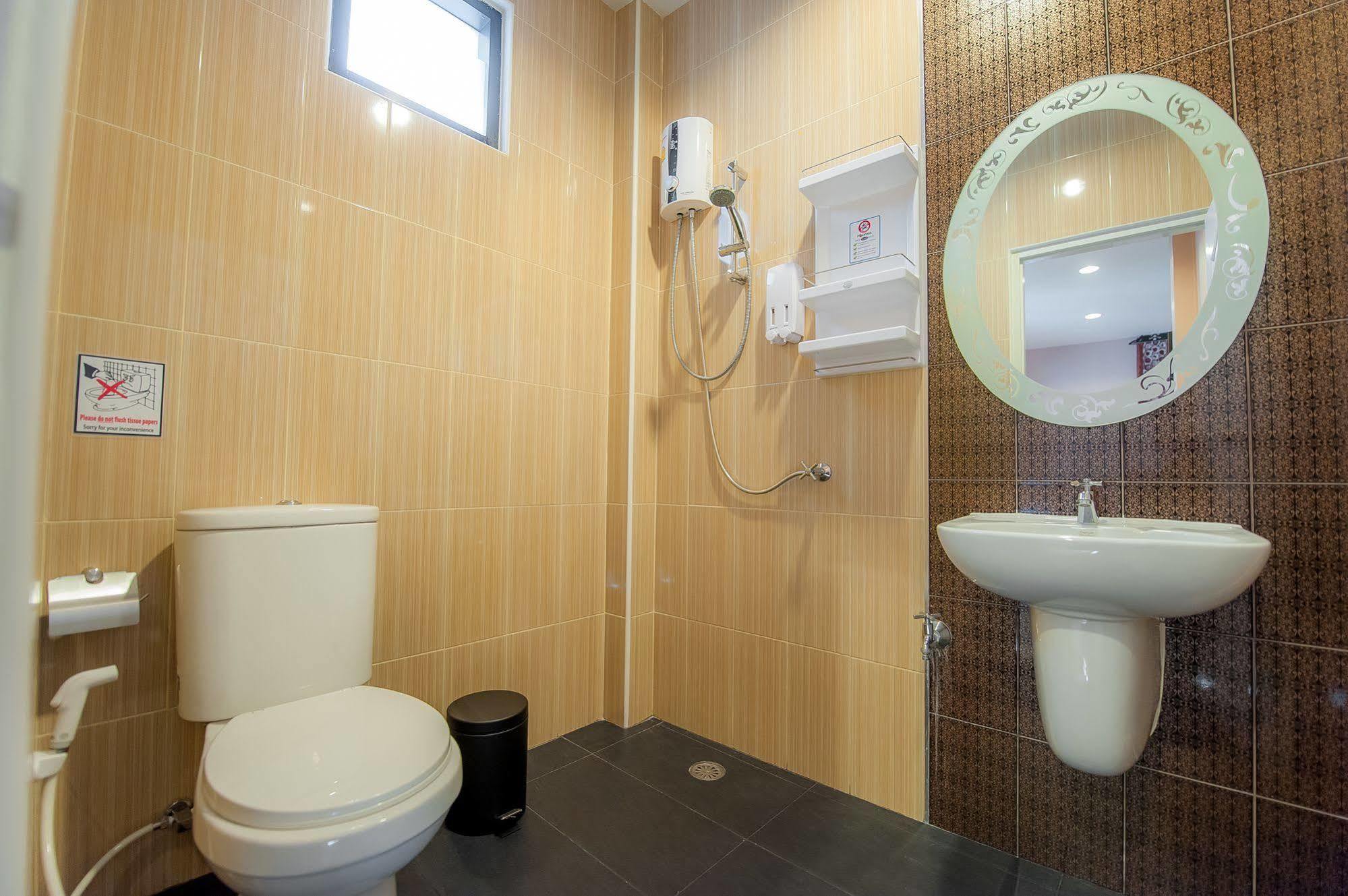 Full House Hotel Bangkok Bagian luar foto