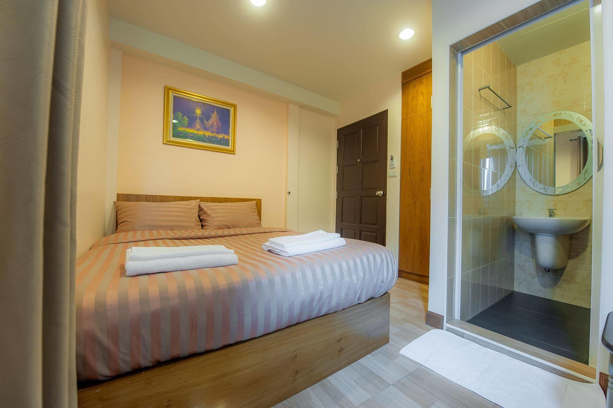 Full House Hotel Bangkok Bagian luar foto