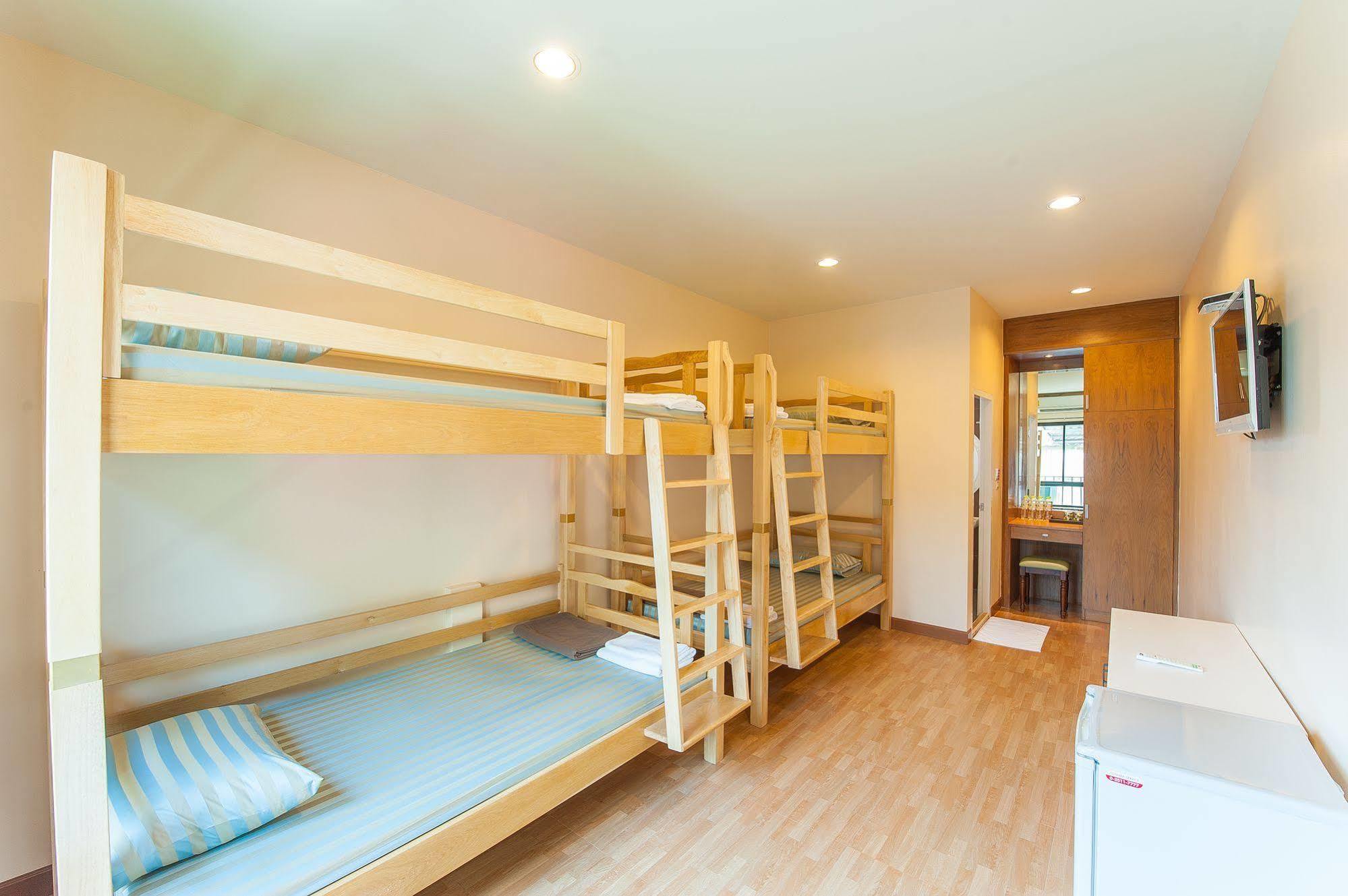 Full House Hotel Bangkok Bagian luar foto