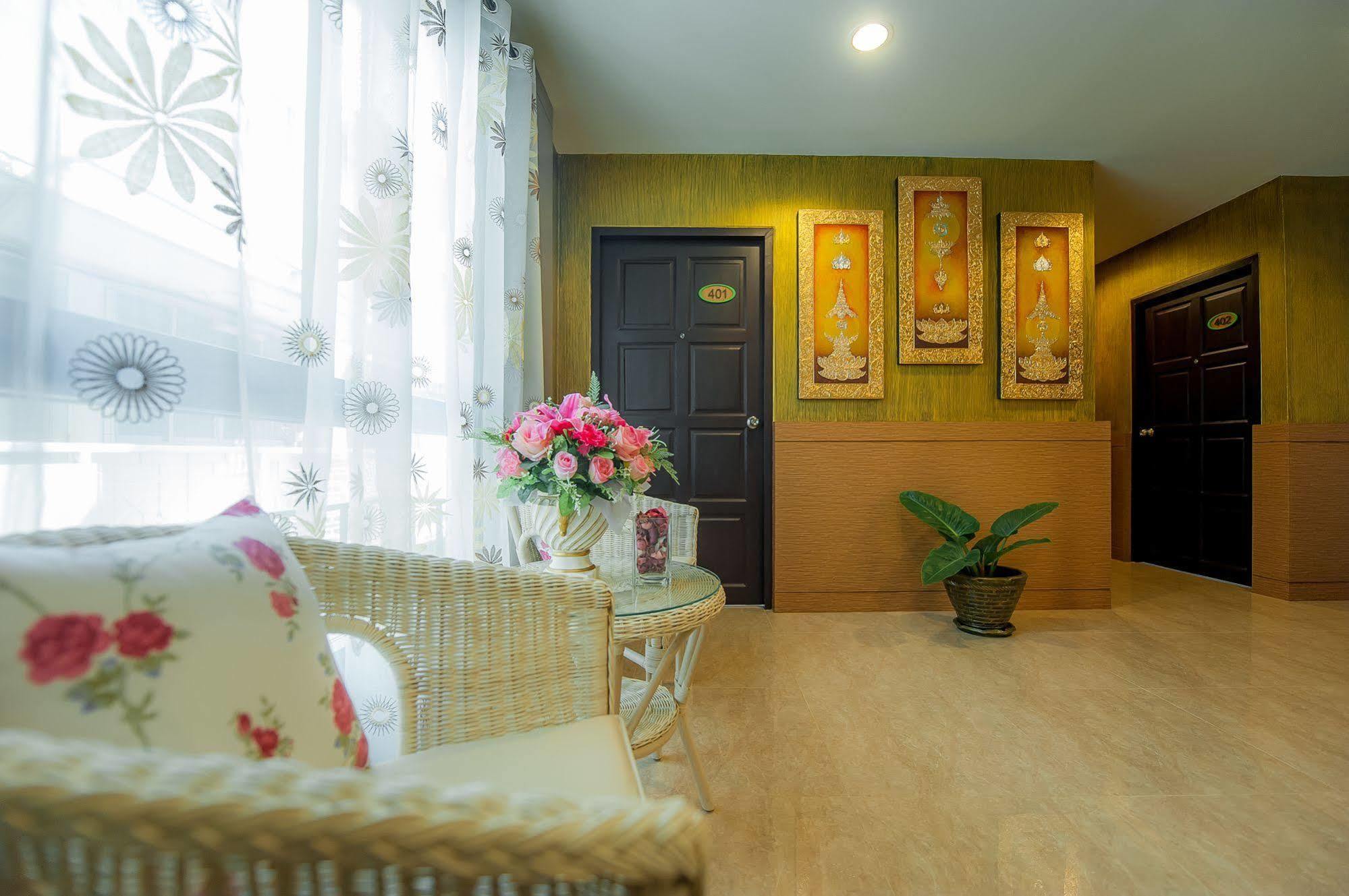 Full House Hotel Bangkok Bagian luar foto