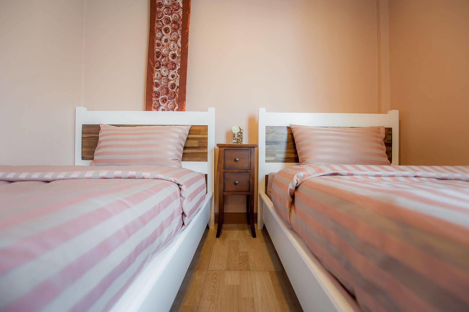 Full House Hotel Bangkok Bagian luar foto