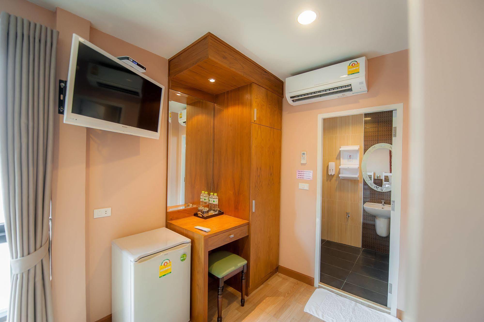 Full House Hotel Bangkok Bagian luar foto