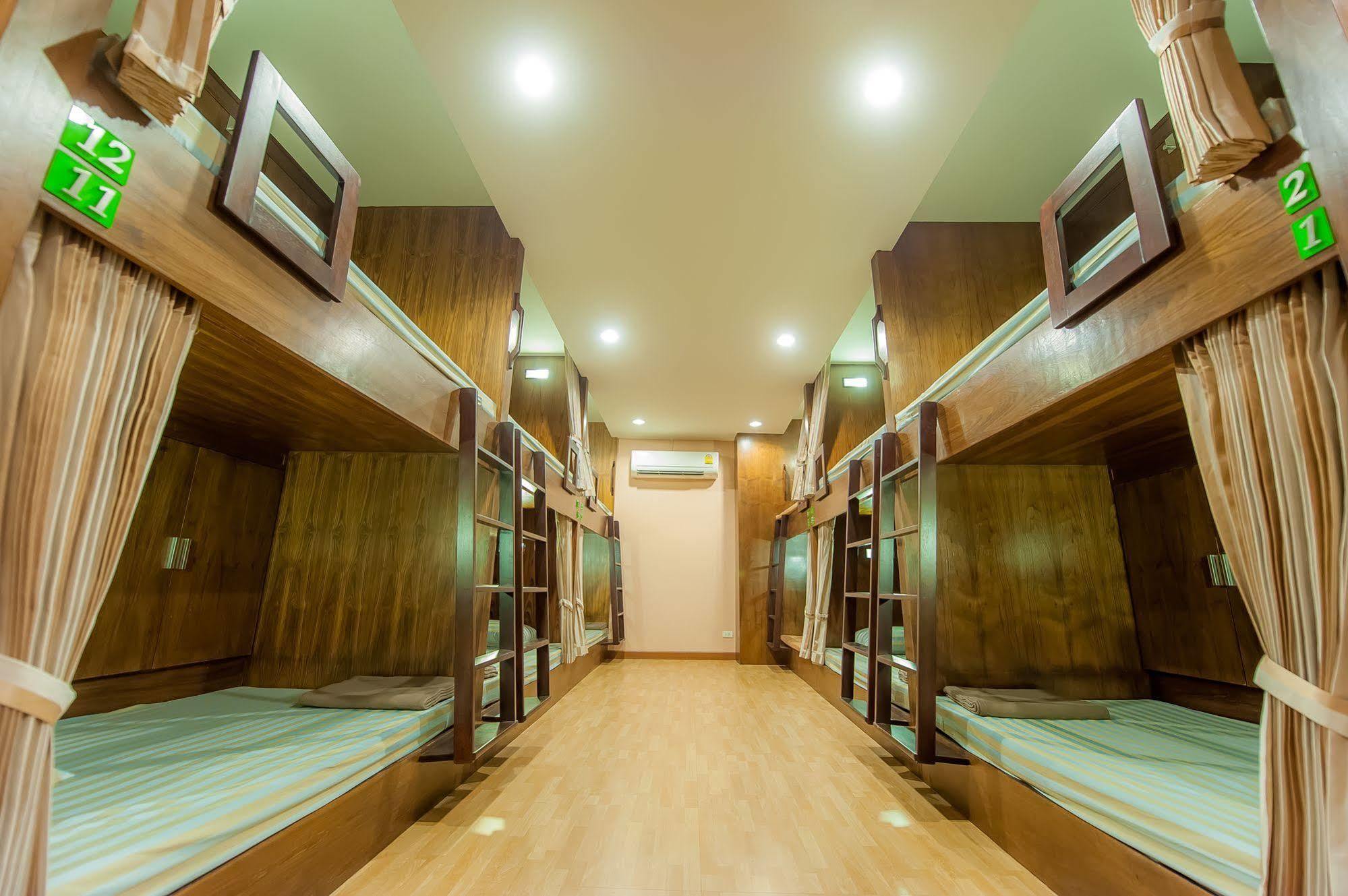 Full House Hotel Bangkok Bagian luar foto