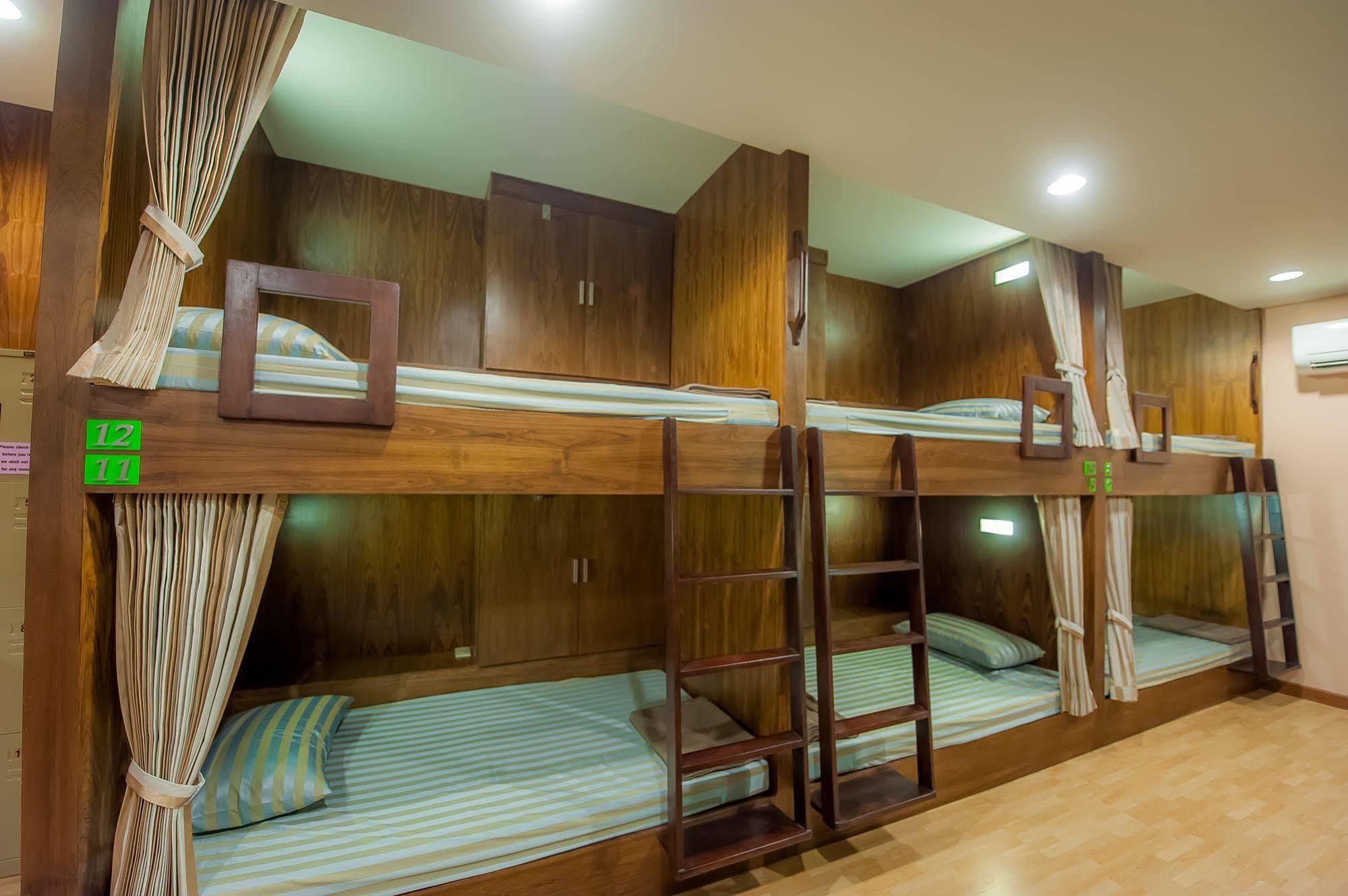 Full House Hotel Bangkok Bagian luar foto