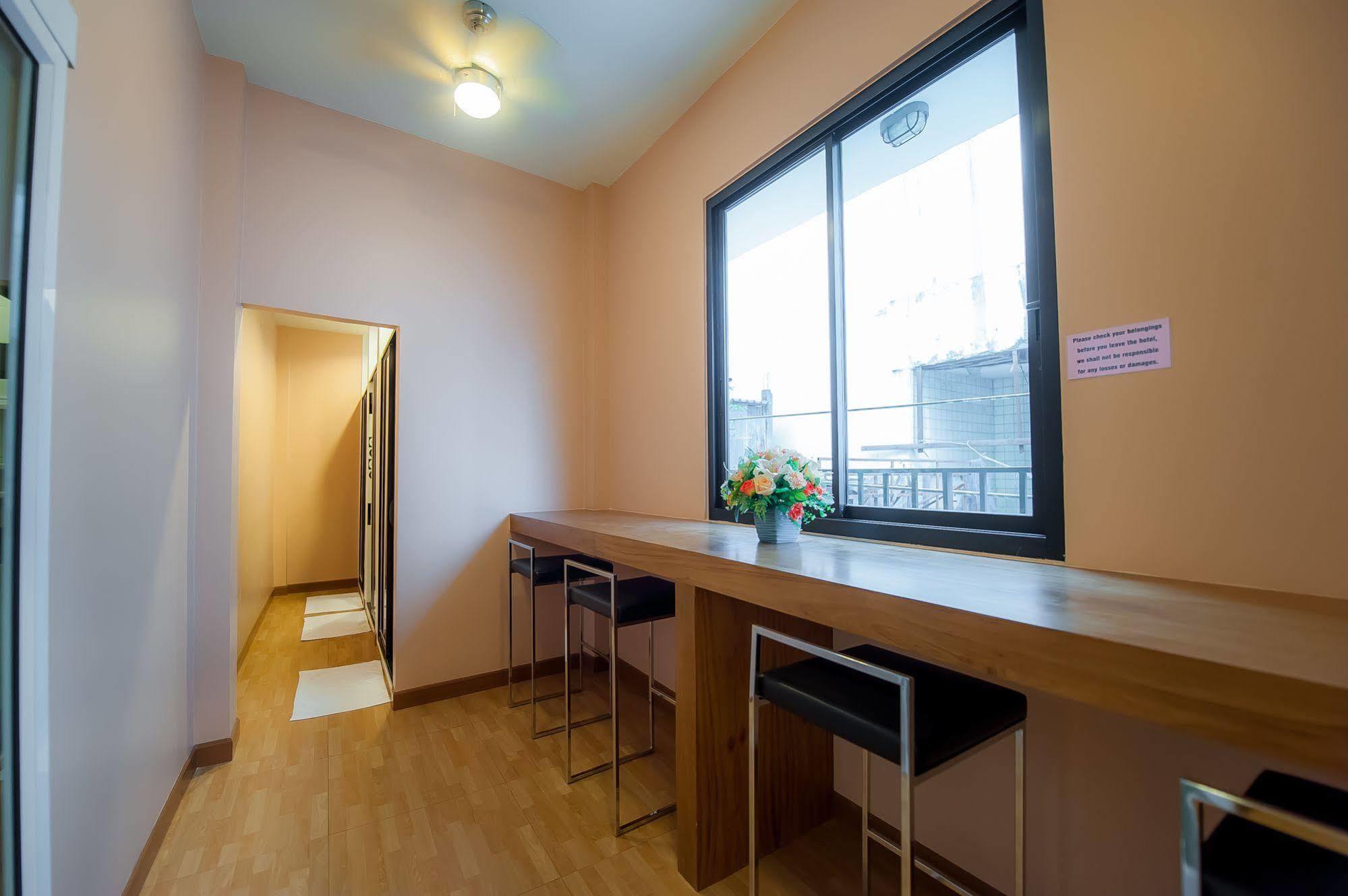 Full House Hotel Bangkok Bagian luar foto